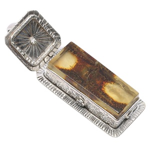 Rectángulo de ámbar natural amarillo con color negro Báltico no optimizado rebozuelo colgante de cera de abeja Ajuste de plata esterlina - Product Image 1