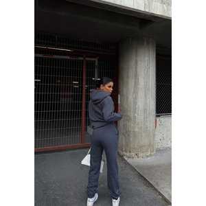 Conjunto Deportivo Cómodo y Resistente al Viento, Color Gris Humo, con Estampado 'E', Diseño Personalizado para Correr en Invierno, Transpirable, con Logotipo Incluido, MOQ 2 Piezas - Product Image 1