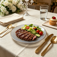 Assiettes de présentation rondes en plastique de 7 pouces avec bord doré et texture lignée horizontale pour la décoration de table de mariage, banquet ou fête