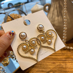 Orecchini a perno romantici esagerati barocchi retrò a forma di cuore intagliato con perle imitate e placcatura in oro in lega di zinco, idea regalo - Product Image 4