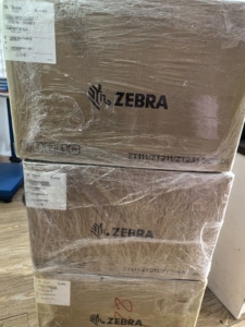 Imprimante industrielle Zebra ZT231 200/300 DPI, largeur de 4 pouces, avec coupeur, enrouleur et option RFID disponible - Product Image 2