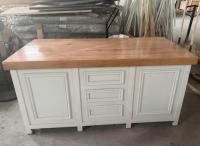 Buffet de cuisine en bois massif blanc style ferme, avec îlot central, plan de travail en bois massif et rangement à panneaux surélevés