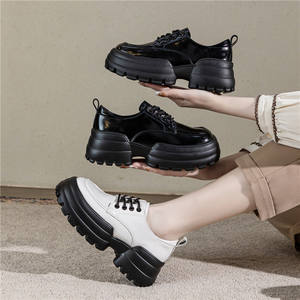 Zapatos Clásicos de Cuero para Mujer, Diseño de Plataforma Elevada para la Vida Universitaria y el Desplazamiento Diario - Product Image 1