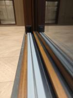 Puerta Corredera de Madera Maciza y Aluminio Compuesto con Aislamiento Térmico y Doble Acristalamiento para Balcón, Patio o Terraza de Villa
