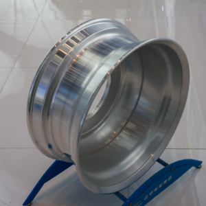 Jantes de roue de camion en acier standard américain Rueda 22.5x8.25 utilisées pour les remorques lourdes et les camions tracteurs - Product Image 1