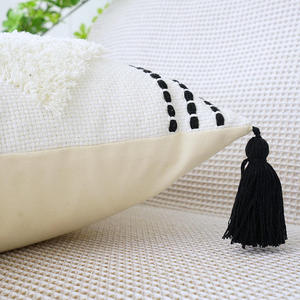 Housse de coussin de luxe Innermor, motif floral 100 % coton, rayures géométriques, tissée et tuftée, noir et blanc, portable pour chambre à coucher – Nouvelle collection très prisée - Product Image 4