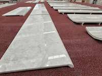 Marbre gris clair, taille personnalisée en formes courbes, panneaux muraux en marbre courbé sans joint pour les murs des halls d'hôtel