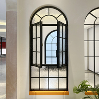 Fenêtre à battant en aluminium sur mesure à arche, avec grille décorative, verre texturé, poignée en laiton antique, style vintage pour maison de campagne résidentielle
