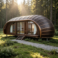 Capsule Glamping de Luxe Moderne et Créative en Forme de Coquille, Design Graphique pour Villages de Vacances et Parcs en Plein Air