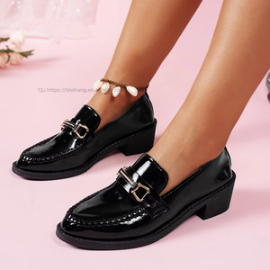 Chaussures en cuir pour femme à bout pointu et talon épais, style britannique, avec détails métalliques, grandes tailles, à enfiler, pour l'automne - Product Image 1