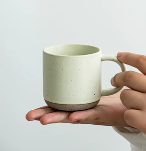Mug à café personnalisé en grès blanc dépoli avec poignée, résistant aux aliments, compatible lave-vaisselle et micro-ondes, réutilisable, cadeau d'entreprise, logo personnalisé - Product Image 4
