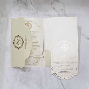 Veste personnalisée en velours à trois poches pliantes en feuille d'or pour cartes d'invitation de mariage <span class=keywords><strong>Champagne</strong></span> Beige - Product Image 1