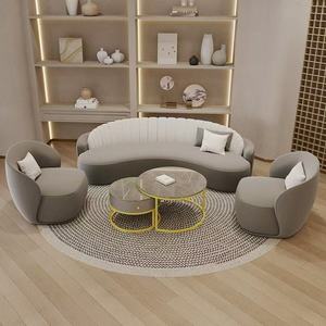 Ensemble de meubles pour café et restaurant, canapés en cuir jaune et blanc avec tables basses rondes à plateau en marbre - Product Image 3