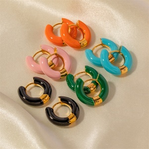 Boucles d'oreilles créoles populaires et mignonnes en or 18 carats avec émail - Product Image 3