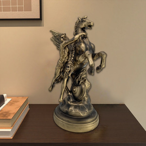 Statue personnalisée en bronze <span class=keywords><strong>de</strong></span> Persée et Pégase - Sculpture en résine <span class=keywords><strong>de</strong></span> <span class=keywords><strong>la</strong></span> <span class=keywords><strong>mythologie</strong></span> grecque pour <span class=keywords><strong>la</strong></span> décoration <span class=keywords><strong>de</strong></span> <span class=keywords><strong>la</strong></span> maison et du bureau - Product Image 2
