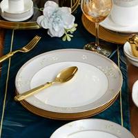 Service de table en porcelaine fine à bordure argentée, motif floral, élégant, pour mariage, dîner à la maison, fête.