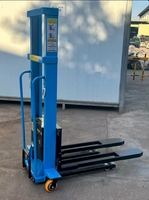 Chariot élévateur combiné télécommandé sans fil et manuel, idéal pour le chargement et le déchargement sur les chantiers de construction