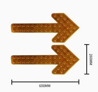 Feux de signalisation routière, feux clignotants indiquant un virage à droite, feux directionnels à flèches