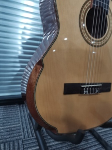 Venta caliente FÁBRICA DE China nuevo diseño guitarra clásica con reposabrazos - Product Image 4