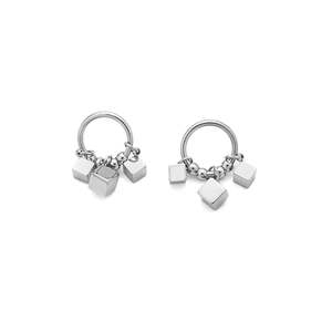 Pendientes Colgantes de Moda, Acero Inoxidable 316L, Baño de Oro PVD, Resistentes y Sostenibles, con Dijes en Forma de Cubos - Product Image 1