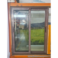 Ventana abatible de aluminio con aislamiento energético, marco sellado y doble acristalamiento, adecuada para uso en villas, apartamentos, hoteles y edificios.