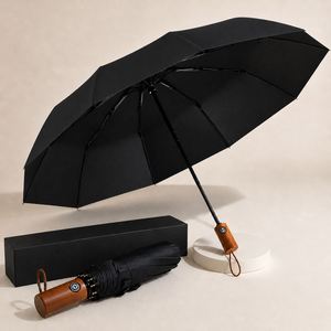 Parapluie automatique pliant en trois sections avec manche en bois et logo personnalisé, revêtement noir, 10 baleines, pour voyages d'affaires, coffret cadeau d'entreprise - Product Image 1