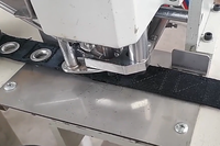 Machine automatique de poinçonnage et de pose d'œillets