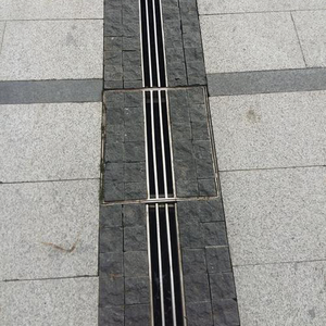 La tranchée <span class=keywords><strong>de</strong></span> vidange U190-250 en usine couvre le canal <span class=keywords><strong>de</strong></span> drainage des eaux <span class=keywords><strong>de</strong></span> <span class=keywords><strong>pluie</strong></span> Canaux <span class=keywords><strong>de</strong></span> drainage préfabriqués avec couvercle <span class=keywords><strong>de</strong></span> type caché en acier inoxydable - Product Image 3