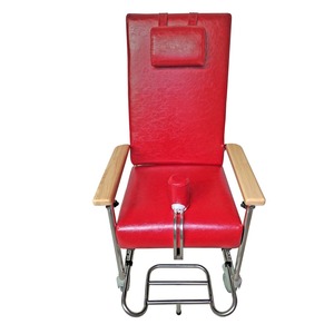 Fauteuil inclinable à dossier haut avec structure en acier inoxydable et revêtement rouge pour usage en maison de retraite - Product Image 1