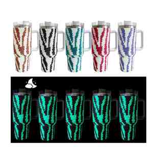 Gobelet isotherme tendance en acier inoxydable à double paroi avec logo personnalisé, motif zèbre, 40 oz, avec poignée, pour le camping, la salle de sport et les voyages - Product Image 2