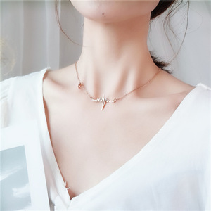 Cadeau pour la Saint-Valentin, collier avec pendentif en forme de cœur ECG en or 18 carats PVD pour femmes |   Collier ras du cou en acier inoxydable - Product Image 4