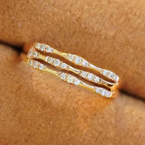 Anello Eternity da Donna Q209 in Oro Massiccio 18K con Diamanti Taglio Brillante Rotondo e Incastonatura a Canale, Anelli di Fidanzamento di Lusso - Product Image 1