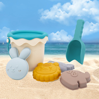 Ensemble de 7 jouets de plage en silicone pour tout-petits, sans BPA, avec seau, pelle, tamis et moules d'animaux pour des moments d'été amusants