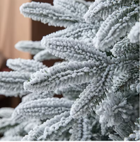 Großhandel Realistischer Vorbeleuchteter Beschneiter Weißer Künstlicher Weihnachtsbaum mit LED-Lichtern Langlebig für Heimdekoration