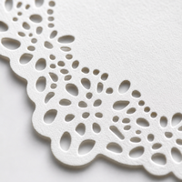 Bordure de fleurs en papier style vintage en dentelle blanche miniature et mini-coussin en papier pour gâteau pour modèle de maison de poupée