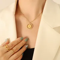Collier pendentif tendance en acier titane anti-décoloration, motif pièce de monnaie reine en relief vintage, pour femme