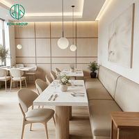 Ensemble de mobilier moderne et durable de style bois crème, comprenant une table de café carrée en marbre et un banquette de restaurant en cuir.