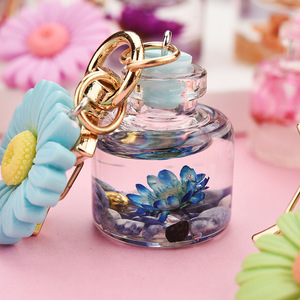 Personalized Small Chrysanthemum Moon Key Chain With Oil and Quicksand Artificial Flower Wish Bottle Bag Pendant Car Key Ring