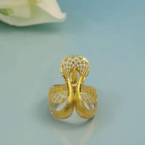 Anillo de Oro Contemporáneo con Patrón de Rejilla Detallado, Diseño Artístico Único para Ocasiones Especiales - Product Image 3