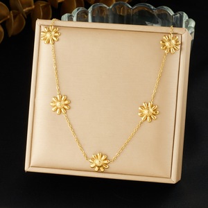 Gold Plated Daisy Flower Necklace Earrings Set Women's Everyday Fashion Jewelry Zinc Alloy Chain Simple Floral Design - Product Image 2