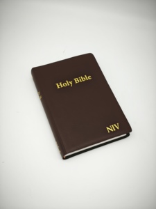 พระคัมภีร์ไบเบิลฉบับ NIV พิมพ์ดิจิทัลบนกระดาษออฟเซ็ต ปกอ่อน เย็บเข้าเล่ม - Product Image 3