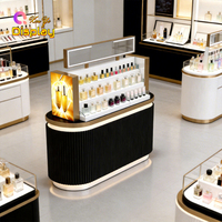Îlot de présentation de parfums de luxe moderne avec éclairage LED, en MDF et acier inoxydable, base cannelée noire, taille et couleur personnalisables pour le haut de gamme