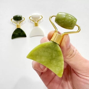Pierre précieuse naturelle Xiuyan de couleur verte, petit outil Gua Sha 2 en 1 avec rouleau de jade - Product Image 1