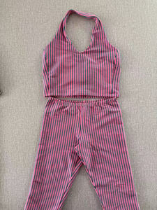 Completo Estivo da Donna: Top Corto a Tinta Unita, Pantaloni Capri Sopra il Ginocchio e Fascia per Capelli - Set 3 Pezzi Traspirante con Collo Halter - Product Image 5