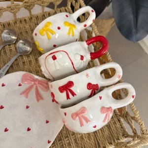 Tasse en céramique mignonne et girly avec cœur en relief et nœud, cadeaux de Noël, tasses à café, produits écologiques, tasse à latte et cappuccino - Product Image 1