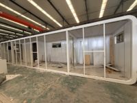 Maison Capsule Spatiale Modulaire Préfabriquée Apple, Assemblage Rapide, Cabine Préfabriquée Étanche pour Gîte Panoramique, Camping et Complexe Hôtelier