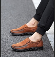 Alpinisme en plein air pour hommes, tourisme, marche, parcs, tendances de la mode, loisirs et port de chaussures paresseuses pour le printemps et l'été