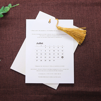 Nouvelle conception de carte d'invitation de mariage avec calendrier, pompon doré, estampage à chaud, date, cœur, invitation de mariage personnalisée, papeterie de mariage sur mesure