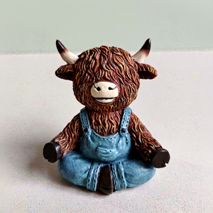Statuette mignonne de vache des Highlands en résine, en salopette bleue en jean, mini figurine de vache des Highlands pour décoration intérieure et extérieure de jardin - Product Image 4