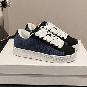 Zapatos de hombre Dezhen: nuevos zapatos de skate negros versátiles de punta redonda de estilo coreano para estudiantes, un zapato de estilo retro y nicho. - Product Image 1